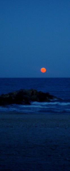 Lever de lune rousse sur la mer