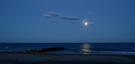 Lune sur la mer