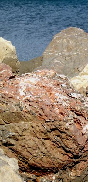 Rocher ocre sculpt� par la mer