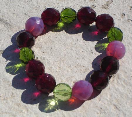 Un rouge rubis sombre,  un vert  scarab�e et un rose  fushia un peu embrum�...