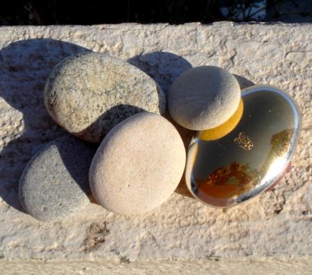 Encore des galets...mais l'un d'eux est particulier