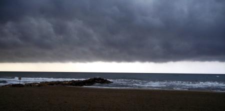 L'orage se prpare.....trait blanc au loin et nuages sombres qui avancent en grondant. Brrrrr....