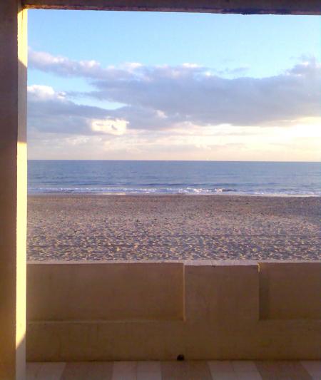 Ma vue d'aujoud'hui, quelques nuages frileux comme jets au ciel, et des vagues sages qui viennent s'endormir sur la plage...